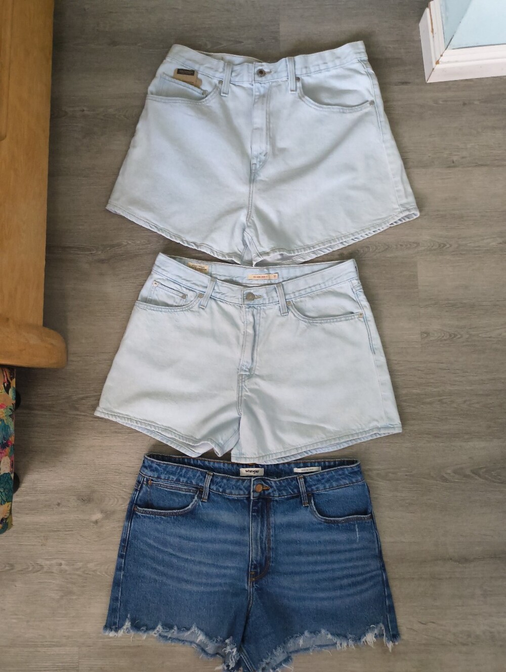 Lot Of 3 Pairs Of Shorts Wrangler Levi's Silvertab Mom And 80's Mom Size 31